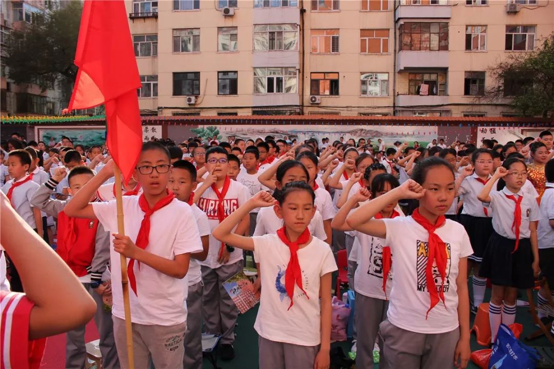 接过校长亲手颁发的毕业证书,祝贺铁岭娃们"小学毕业了!