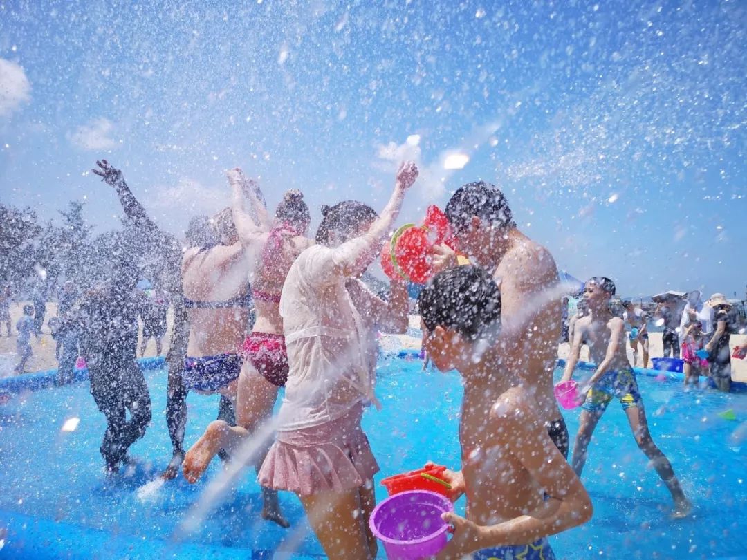 参与泼水节是个体力活儿,吃饱喝足才能激情"互泼";现场备有丰盛的水果