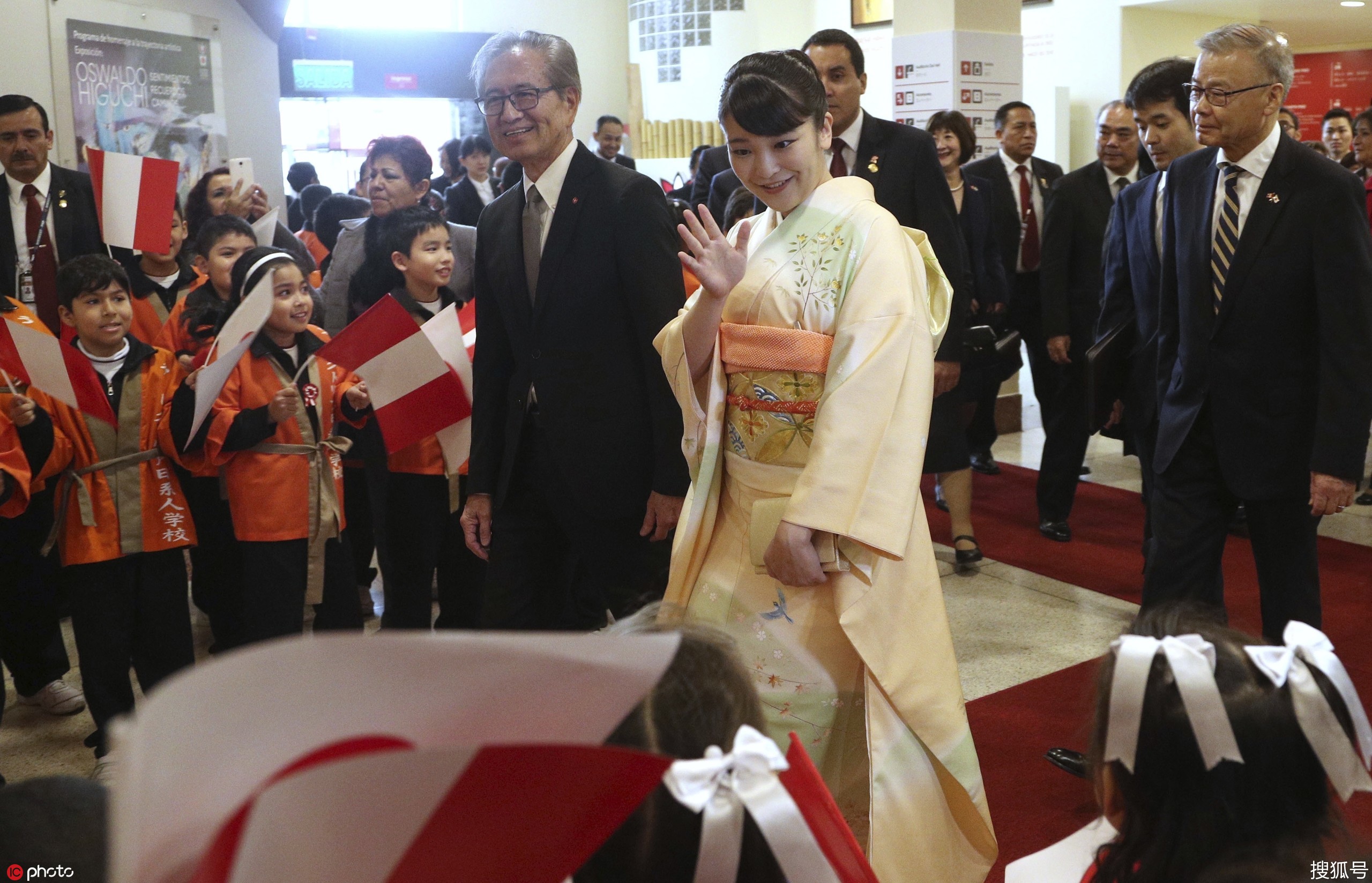 真子公主访秘鲁穿和服与日本第一代侨民老人交谈