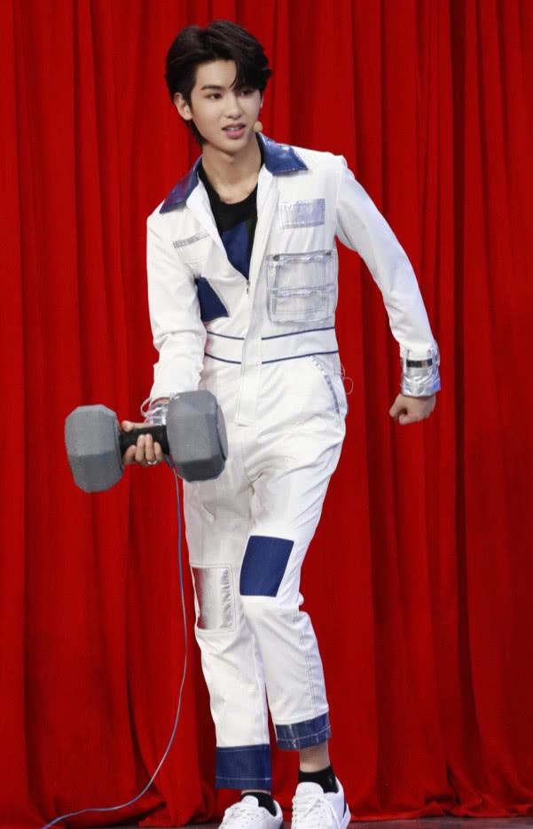 黄明昊是最可爱的男明星吧背葫芦包的旧照萌化少女心