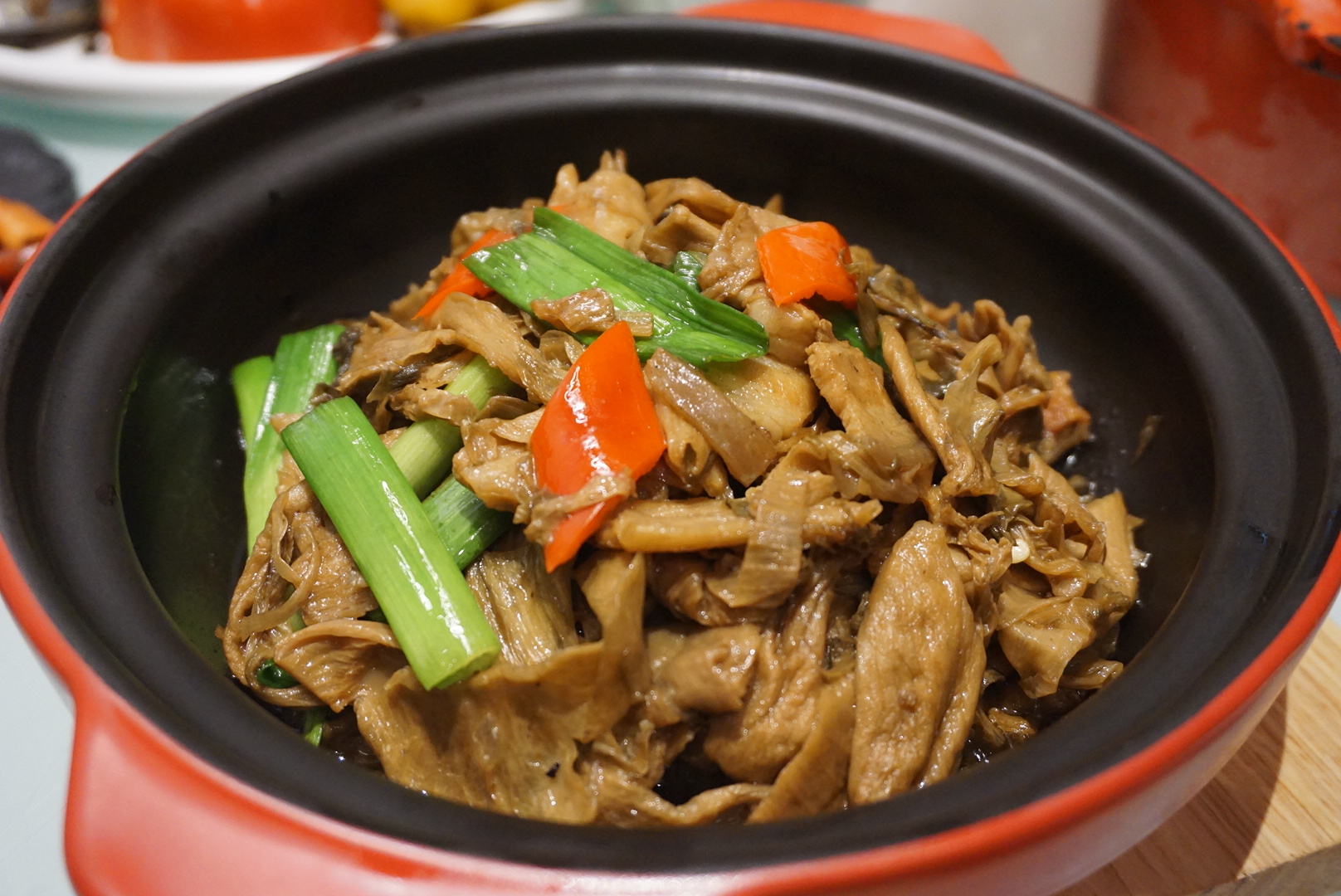 原创是谁来自山野,却把其貌不扬的客家菜做成了上桌人人抢的精致料理