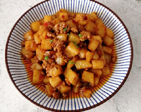 这样的一道开胃下饭的麻婆土豆就做好了,吃起来麻辣鲜香比麻婆豆腐要