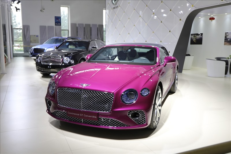 长春汽博会你是真的秀啊骚紫色全新宾利欧陆gt敞篷版闪亮全场