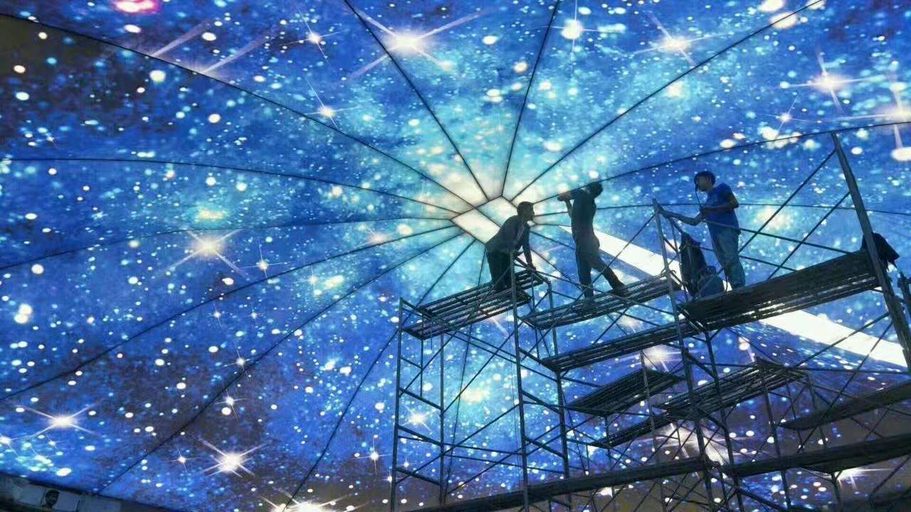 星空软膜和蓝天白云软膜作为软膜吊顶中的经典款式,常常出现在各式各