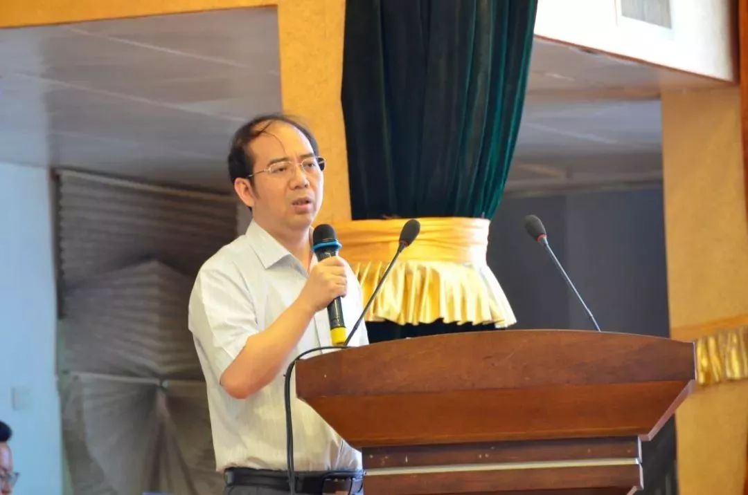 主任,机械学院副院长尹周平向与会成员作《智能制造与智能感知》分享