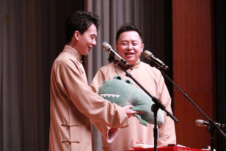 德云社现在太"膨胀"了,看那保镖开道明星,谁膨胀?