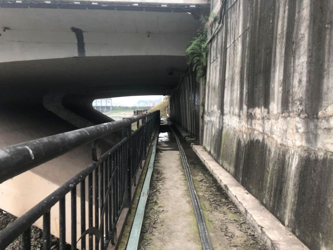 曝光台大兴大桥桥下通道无法正常通过桥上风光桥下却