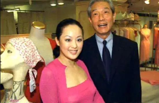 能让两位富豪甘心破产,还同时交五位男友!_章小蕙