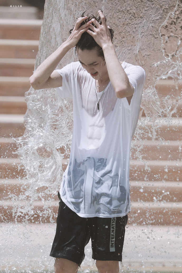 前方肉体警告多图预警阿廷湿身玩耍露诱人腹肌