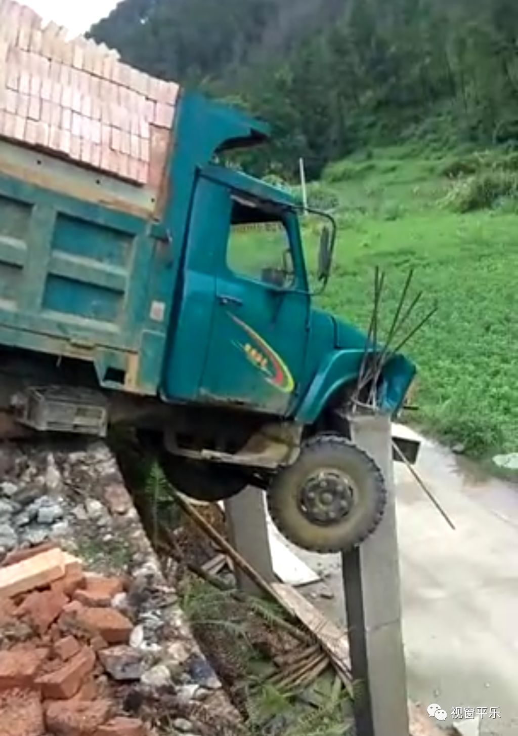 半截車身懸掛在水泥樁上···_磚頭