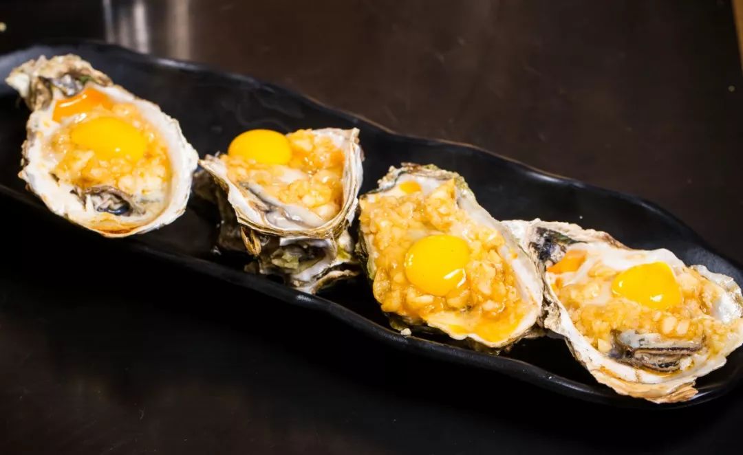 而春蛋生蚝在蒜蓉烤生蚝的基础上加入鹌鹑蛋助攻,吃前搅拌均匀味道会