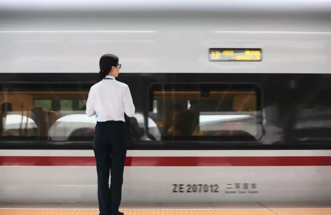 今天,重庆西开往香港西九龙站g319次直通高铁正式首发