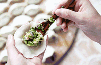 当然,全家一起包饺子,也是夏日的一件乐事.