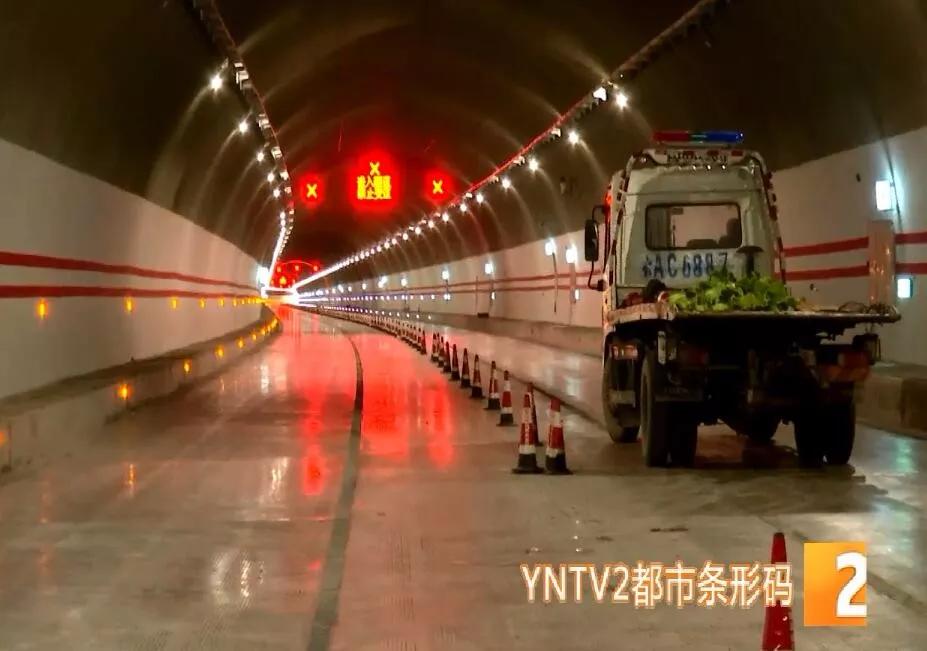 昆明一高速隧道内,货车"漂移"后侧翻…雨季隧道事故频发,要小心!