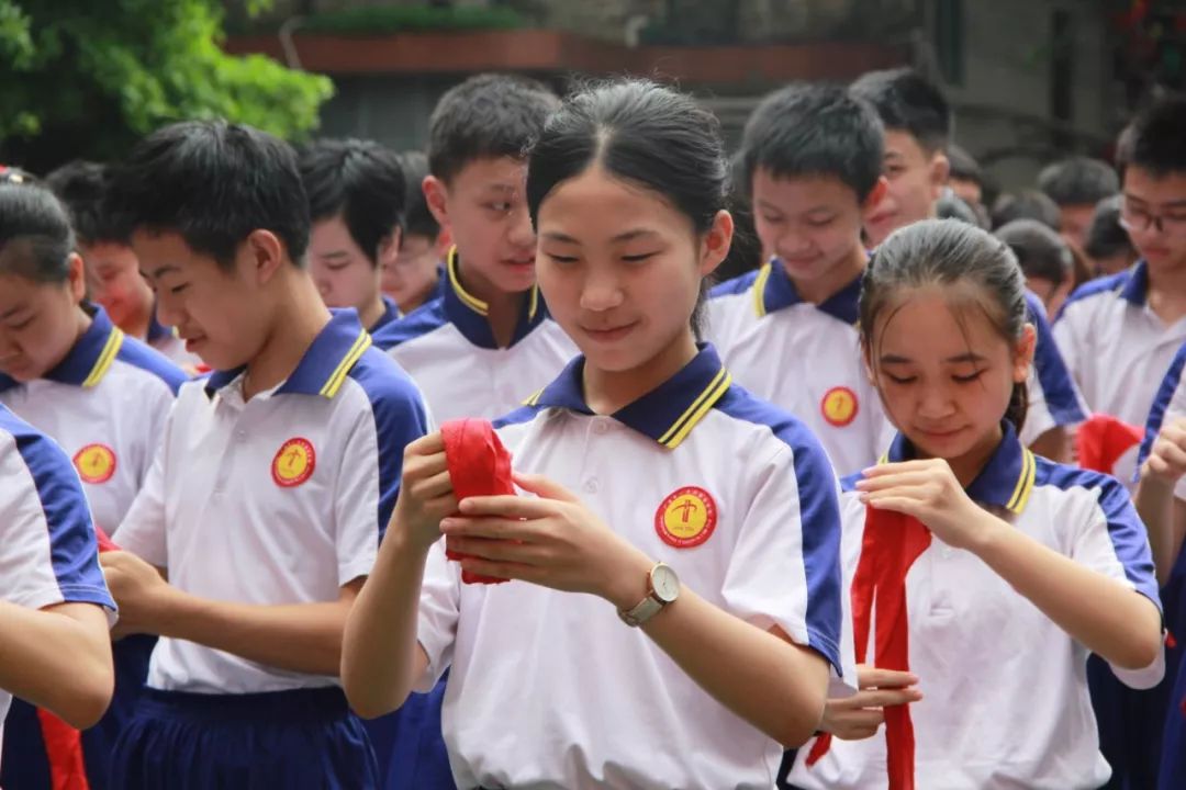 告别少先队向往共青团广州市一中外国语学校初二年级离队入团仪式