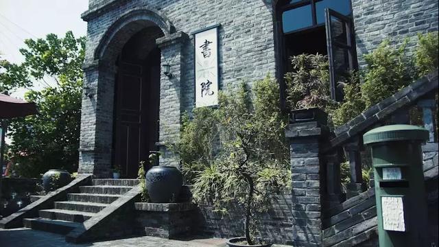 书院有两层楼,第一层和第二层分别独立通行,想去二楼需要从书院外围