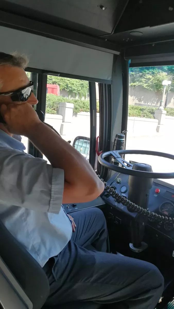 因为司机只是简单地告诉她:"我的工作不是照顾孩子,而是驾驶公共汽车