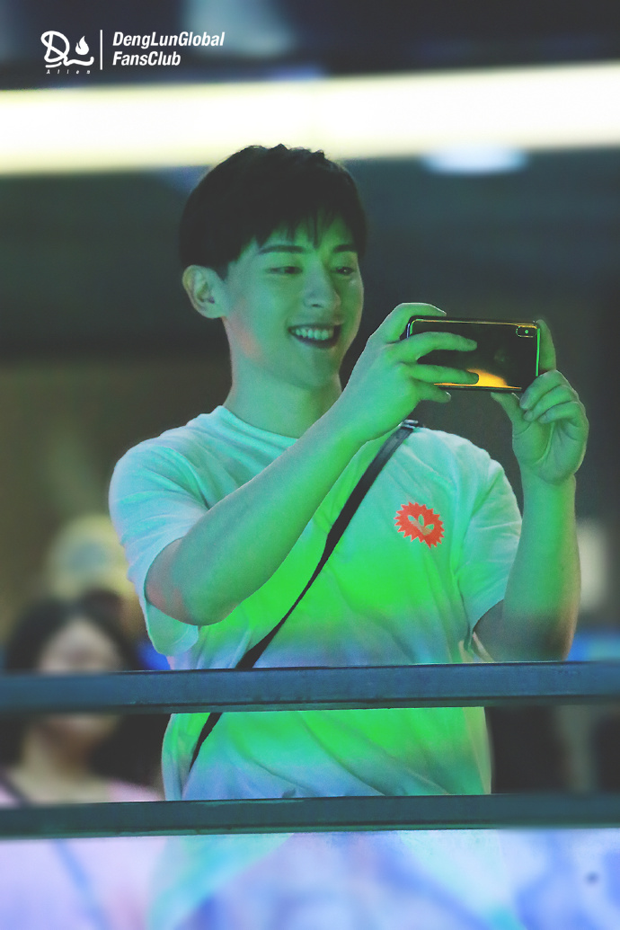 邓伦快本下班拍摄绿海发博 伦哥与灯芯锁死了!