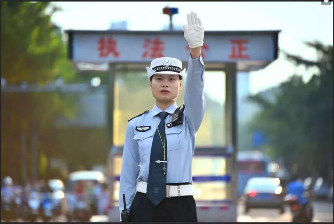 交警挺立在三尺岗台用清脆的哨音和整齐利落的交通手势指挥疏导繁忙的