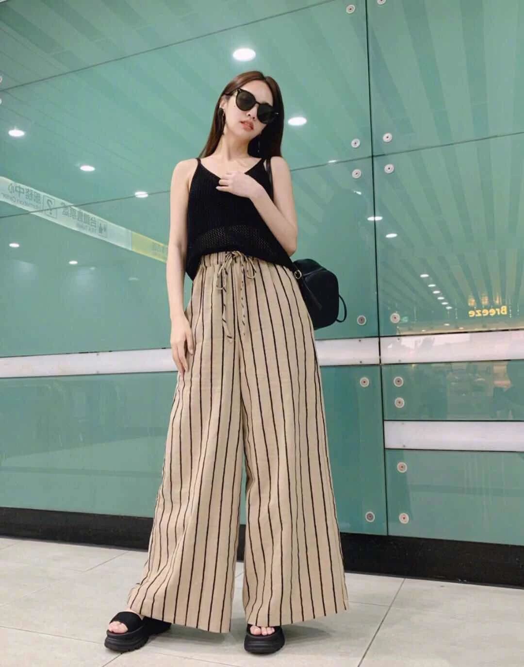 杨丞琳黑色的小背心搭配高腰的条纹阔腿裤,真是超级显高啊,一眼望过去