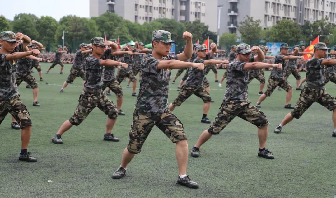 99匍匐拳表演方队步伐多变,直击要害"星青年"们从细节着手去攻克这