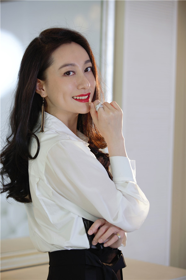董维嘉知性写真气场全开 衬衫西裤又a又美