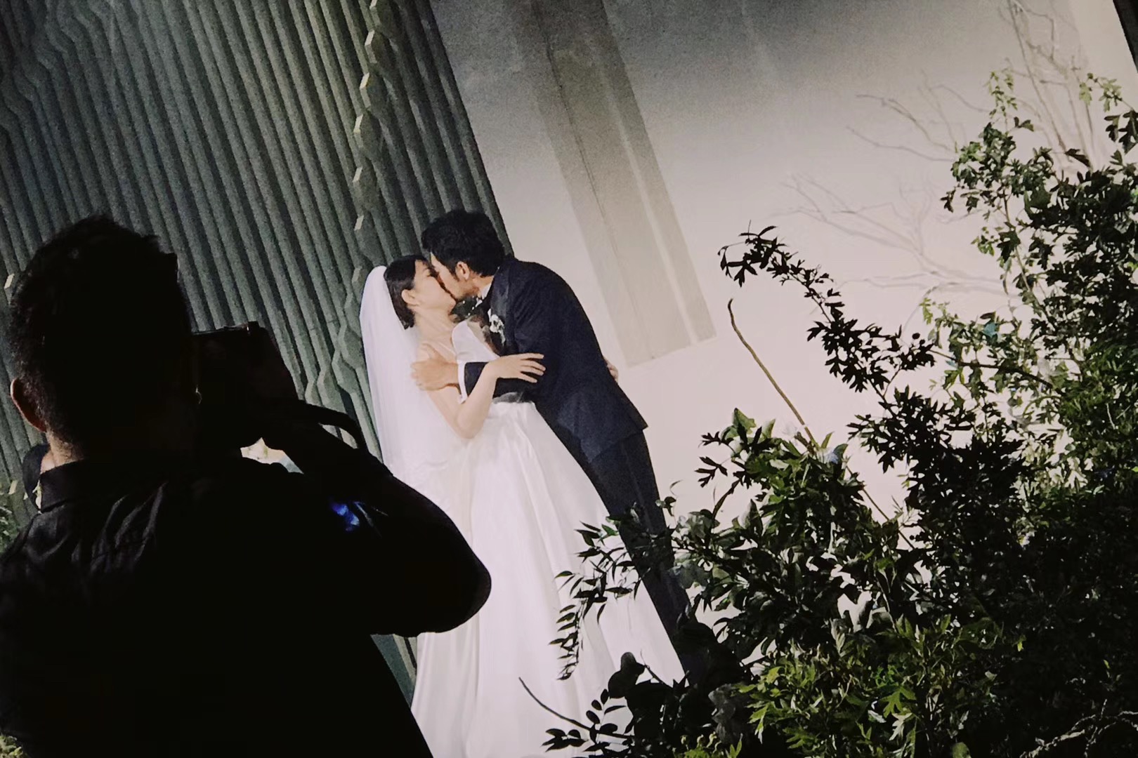 独家:张晓晨婚礼现场甜蜜热吻爱妻 陈坤张嘉倪现身