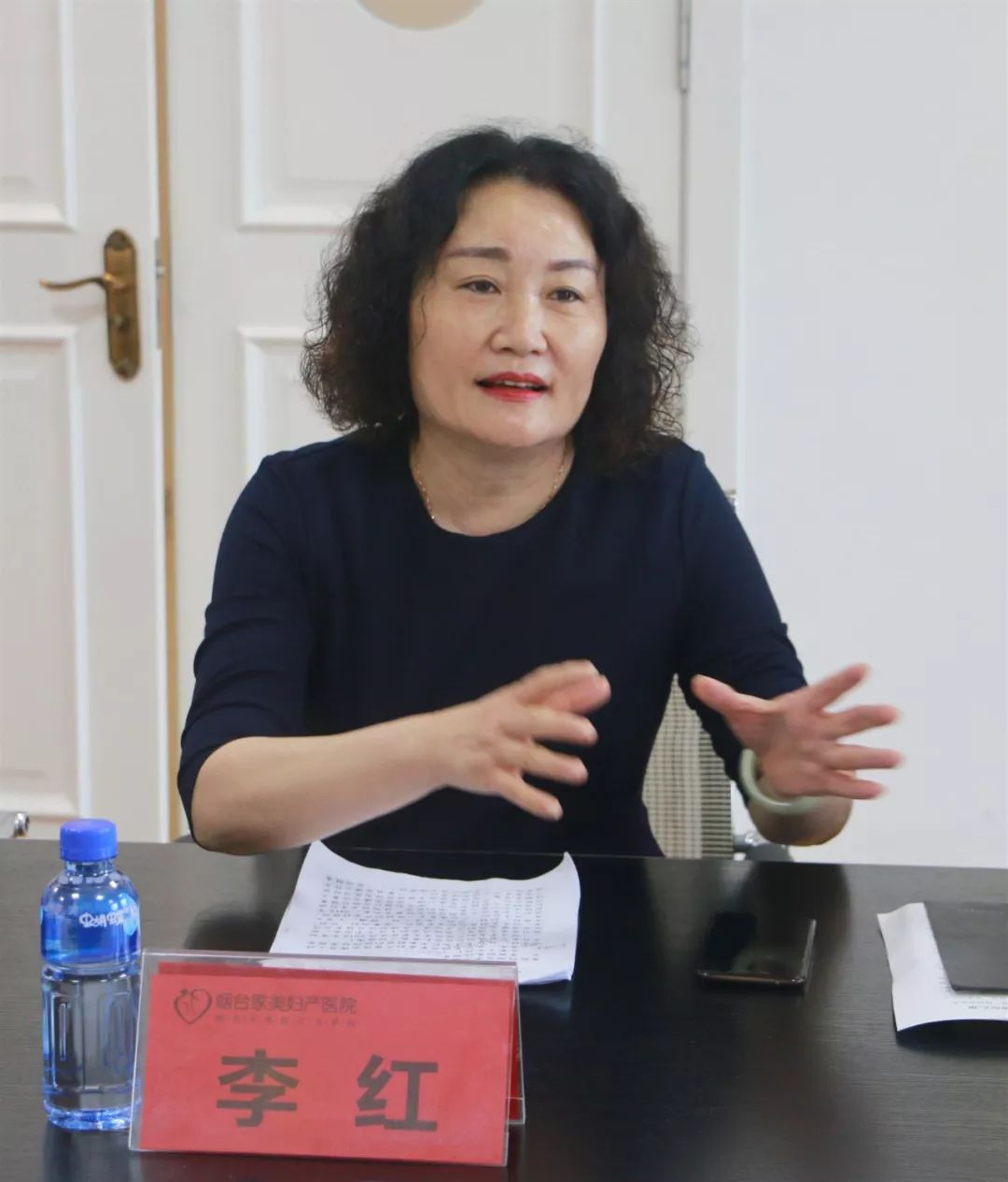 汇报工作在医院会议室座谈时,市卫健委领导首先听取李红院长的汇报