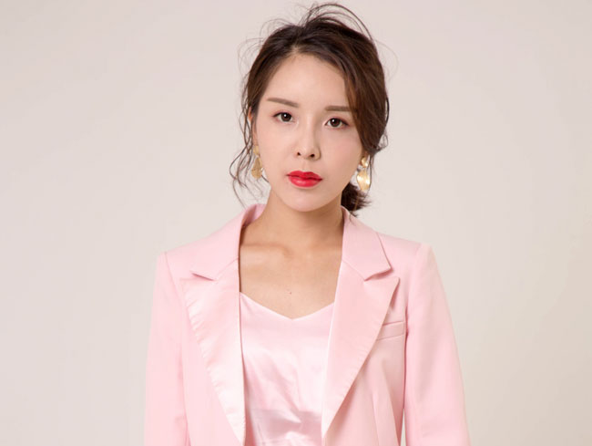 原创流浪歌手小曼新歌别让我一个人醉发布明天的爱还要很久