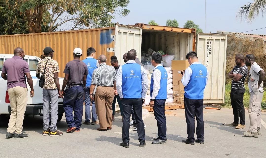中国港湾南部非洲区域公司在安哥拉国家工程实验室(lea)举行了援助