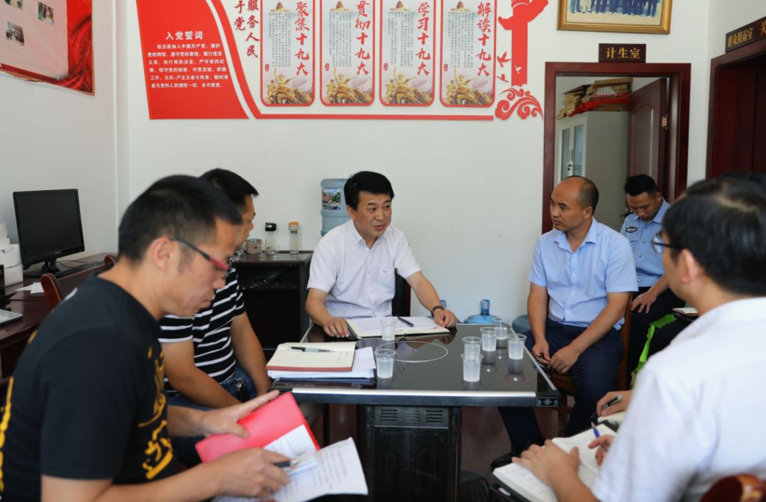 县委书记李晓梦到东山村调度脱贫攻坚工作