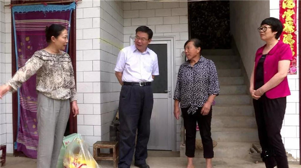 我县,开展结对帮扶调研活动,县妇女儿童工作委员会主任李锦屏陪同调研