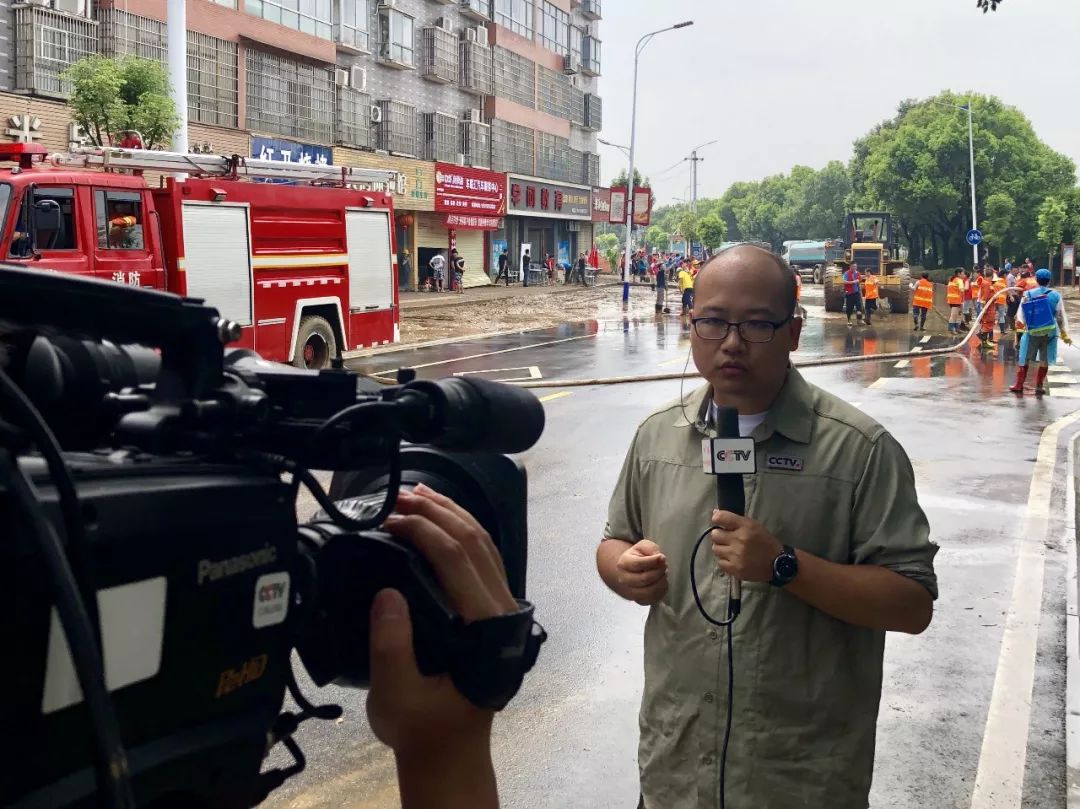 央视两天蹲点直播报道洪水退我们不退灾后重建湘东这样干