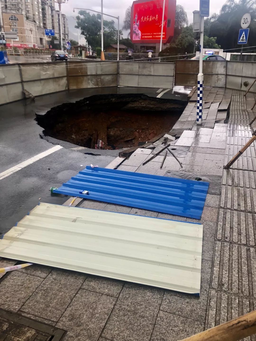 三明江滨路巨型大坑现状曝光