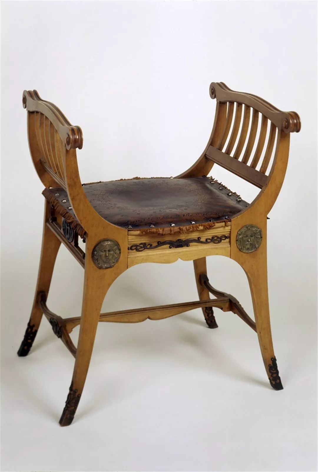 展讯穆夏新艺术运动先锋