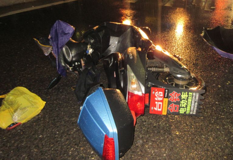 泉州骑电动车的一定要看!这东西离奇"杀人"!人人都有!