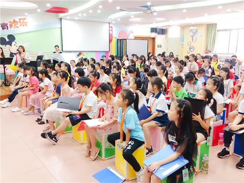 所小学精心挑选的100名小学生,由团长刘妍,团长助理何小妮,指挥罗靖雯