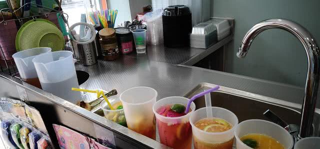 你喝的水果茶真的只有水果和茶吗看看奶茶店员工的内幕