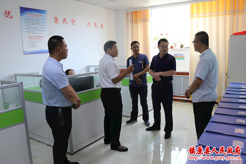 县委常委,常务副县长冯毅在县政务中心调研政务服务工作