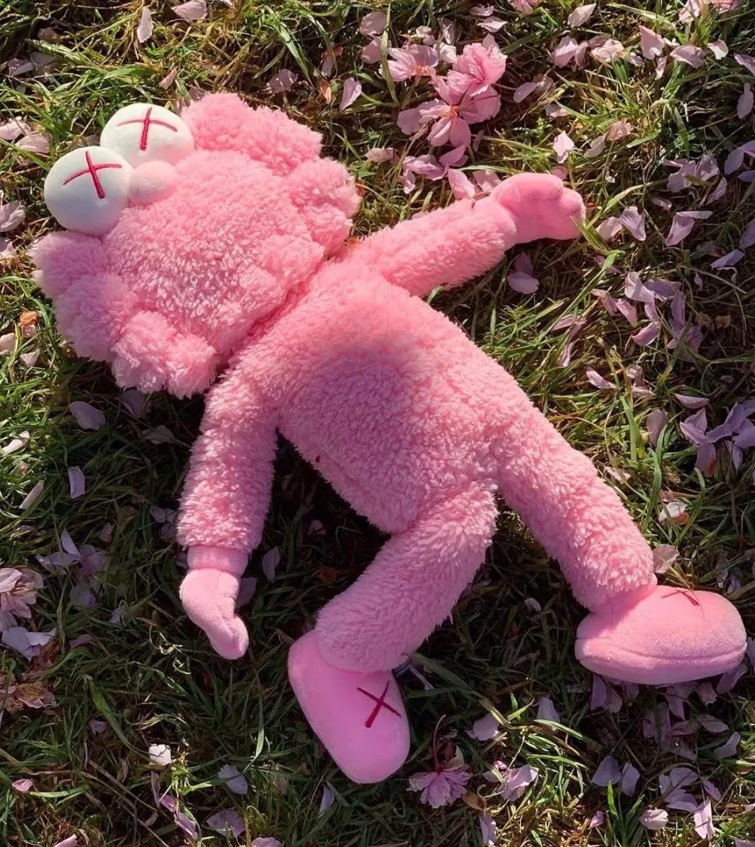 能躺着绝对不坐着现在就来跟kaws一起搔首弄姿