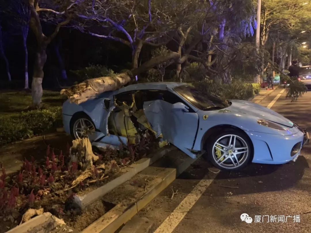 凌晨,豪车法拉利厦门街头撞大树,树断压车!车身严重受损!_事故