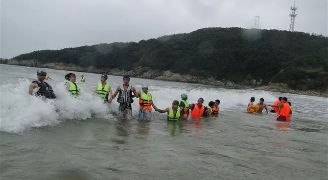 划皮划艇,海上救援,钻浪,踏浪…此后,见过舟山普陀山的海,会比之前