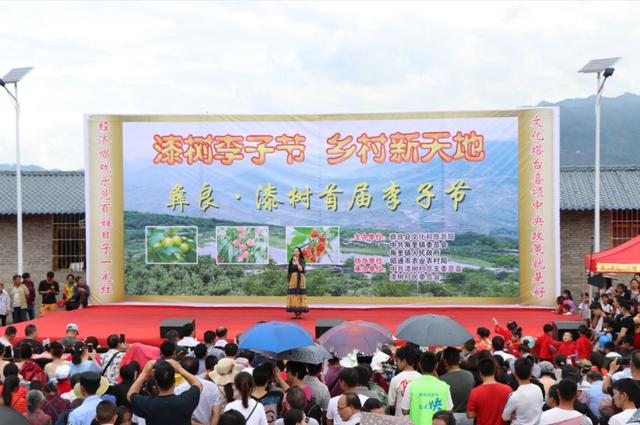 独唱《双脚踏上幸福路》,拉丁舞《告白气球》,跆拳道《少年中国强》