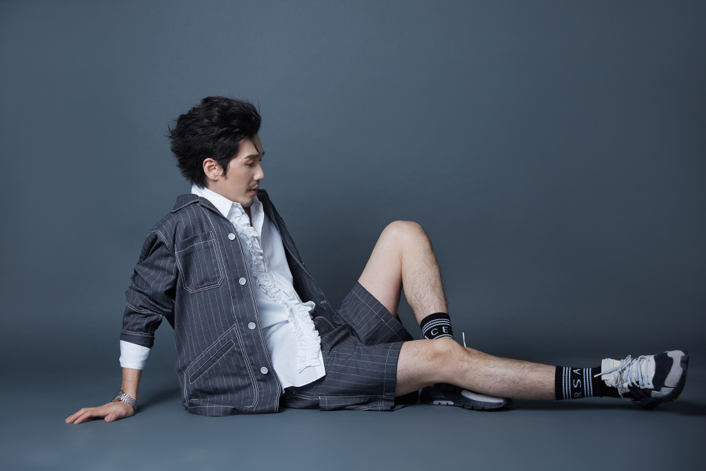 白宇最具成熟气质的男星皮衣西装稳重的男人就该像他一样穿