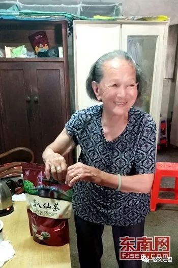 李素卿老人介绍自己经常喝的茶通过权威机构调查,诏安现有的百岁老人