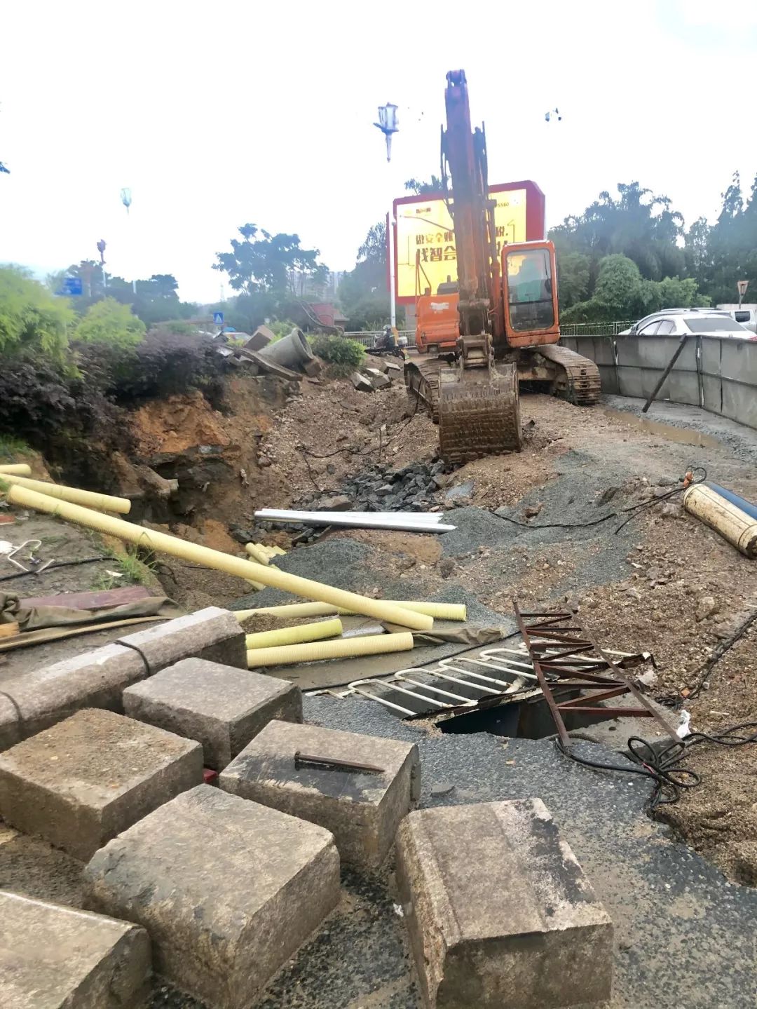 三明江滨路巨型大坑现状曝光