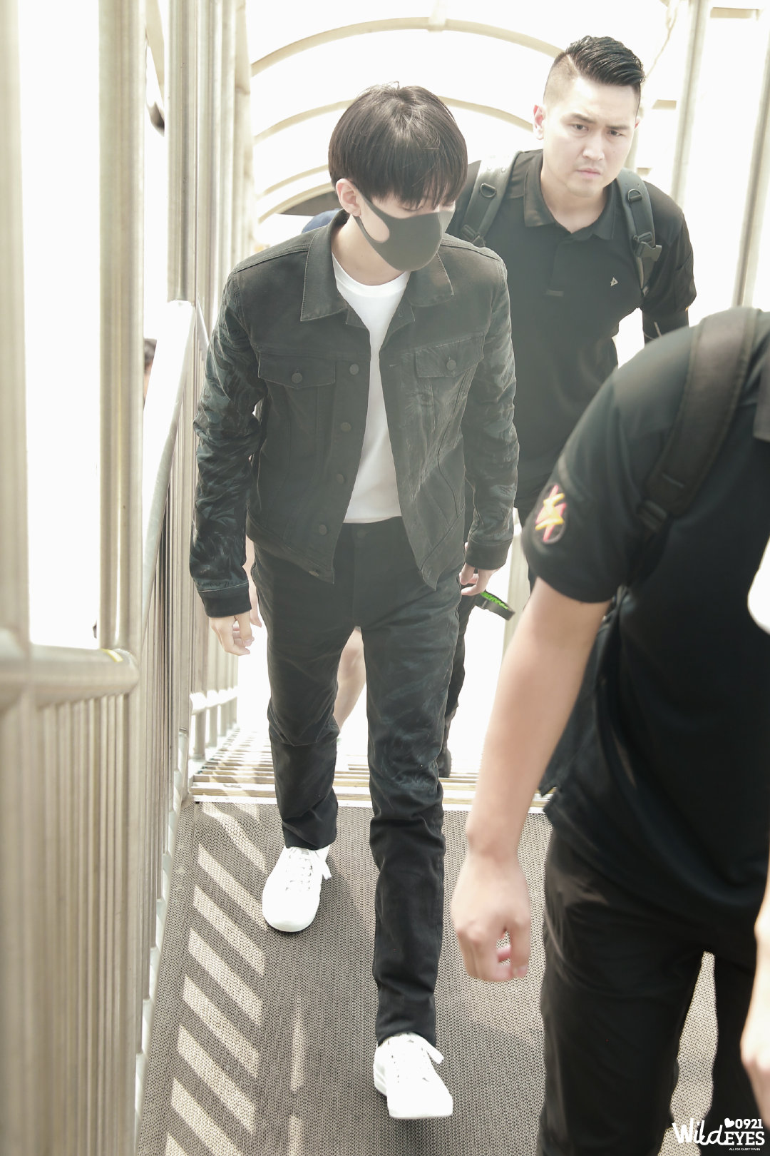 王俊凯北京飞重庆黑色外套暗藏玄机