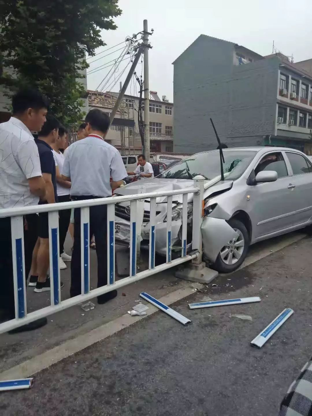 杞县建设路一辆轿车撞住护栏,铁杆直插驾驶室