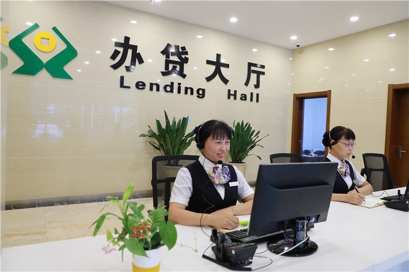 即一个透明,两个限时,三个承诺,并安排专职客服进行信贷受理服务工作