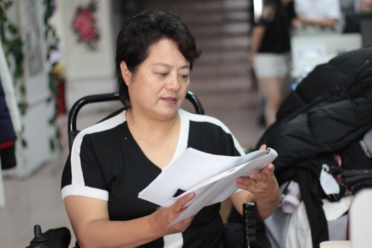 轮椅上的"时装女王"收留39名智障青年,每年创造两亿订单_杨萍